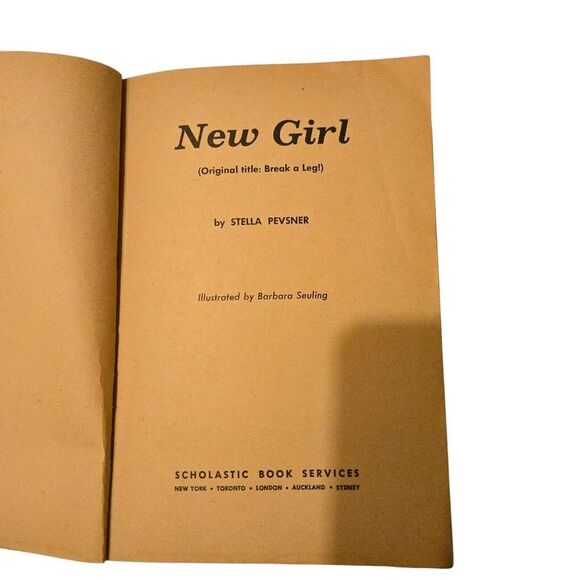 New Girl (Original Title: Break A Leg!) By Stella Pevsner 1st Printing 1970 - Picture 4 of 7